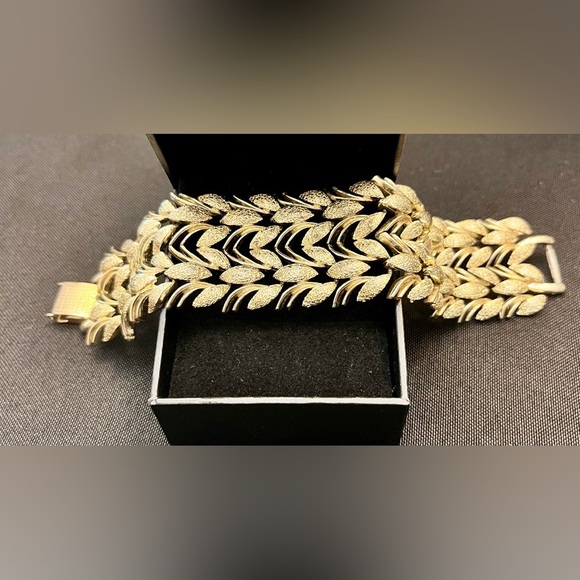 Coro Pegasus Jewelry - Coro Pegasus VTG Bracelet Silver Gold Sparkle Tone 1950’s Chunky VTG Collectible